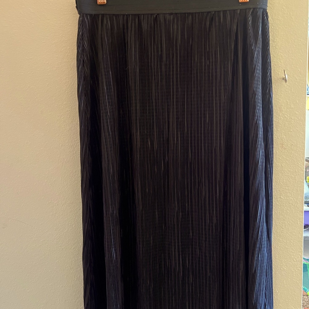 VIVID MICROPLEATED MIDI SKIRT